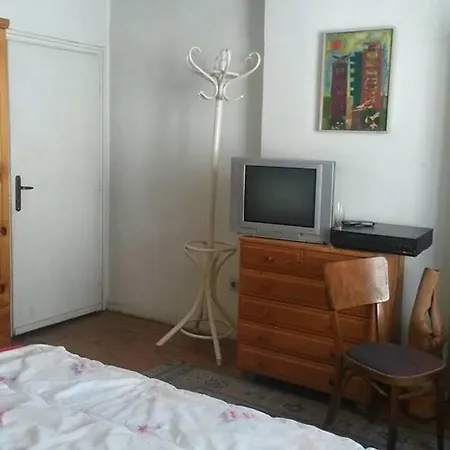 Hostel Randi Mamola *