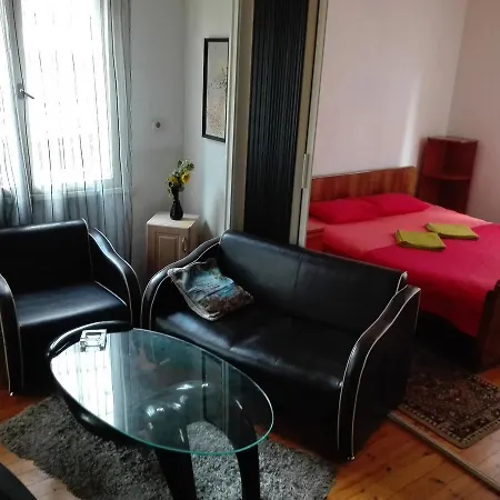Hostel Randi Mamola *